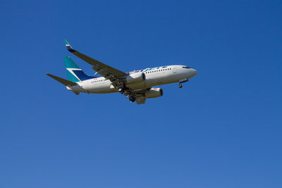 WestJet Boeing 373-700 C-FXWJ.jpg