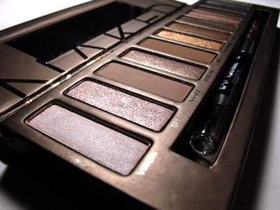 urban-decay-naked-palette-swatches-photos-pictures-top.jpg